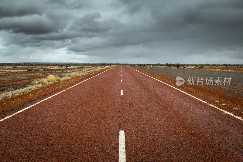 直线高速公路澳大利亚景观与戏剧性的云