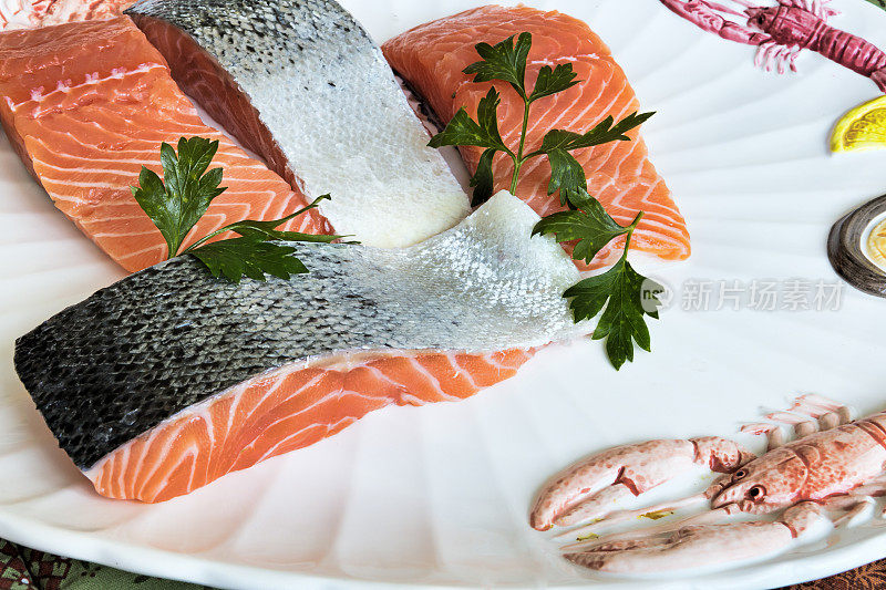 新鲜的三文鱼排，可以用来做寿司和生鱼片