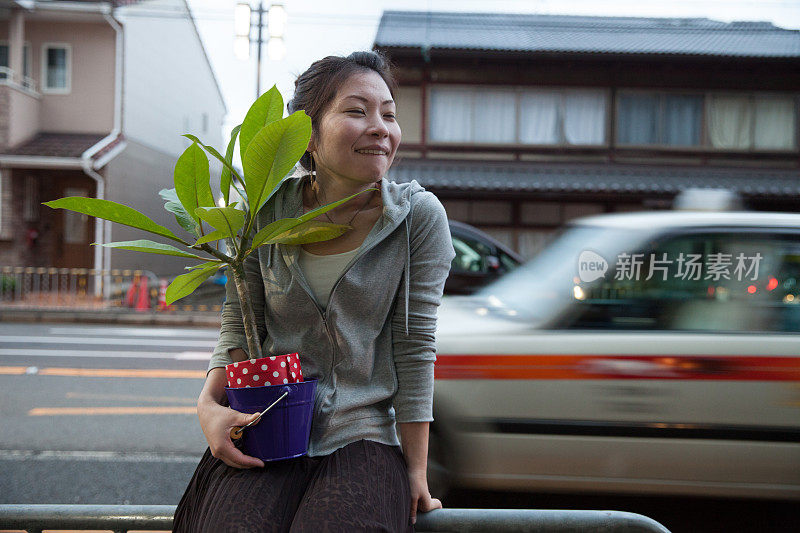 女人带着植物