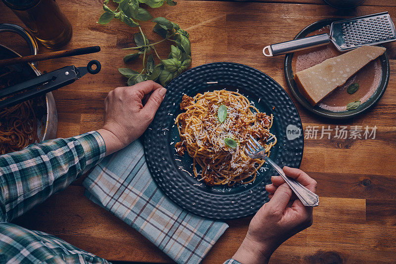 自制的意大利肉酱面装在盘子里