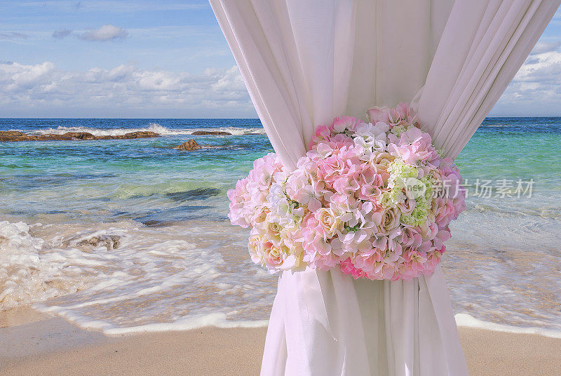 完美的海滩婚礼在一个美丽的夏天的天篷下