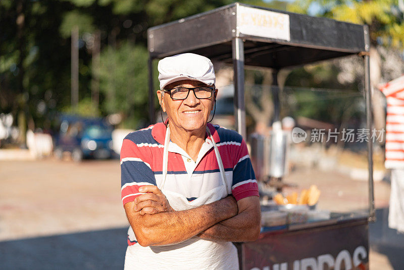 一个男人在街头卖油条