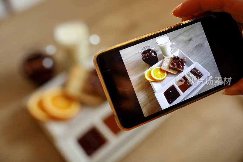 用智能手机给甜早餐拍照