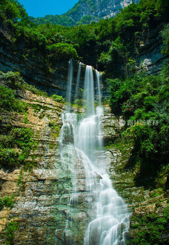 瀑布在山