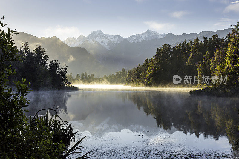 马西森湖自然全景在日出，新西兰