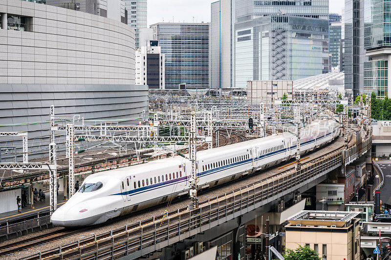 东京的新干线高速列车