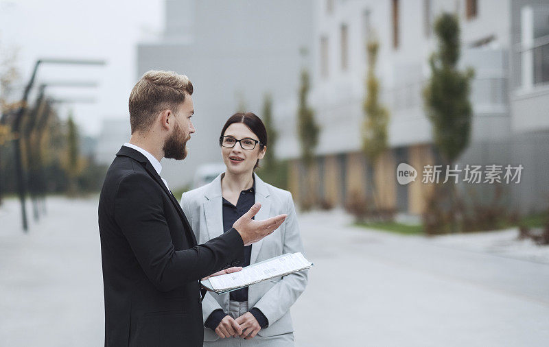 房地产经纪人和女商人客户