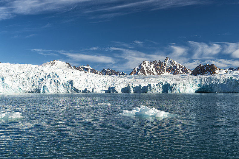 北极斯匹次卑尔根群岛斯瓦尔巴群岛北部峡湾的斯瓦尔巴冰川
