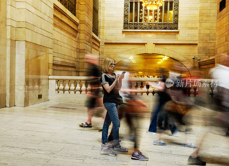在纽约中央车站发短信的女人。