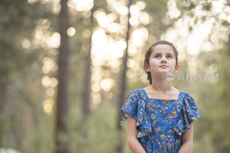 小女孩独自在树林里