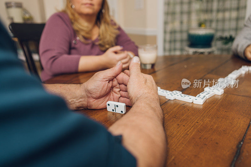 拉丁家庭和朋友在玩多米诺骨牌