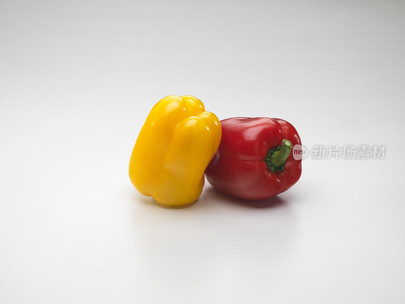 两个不同颜色的黄椒和红椒