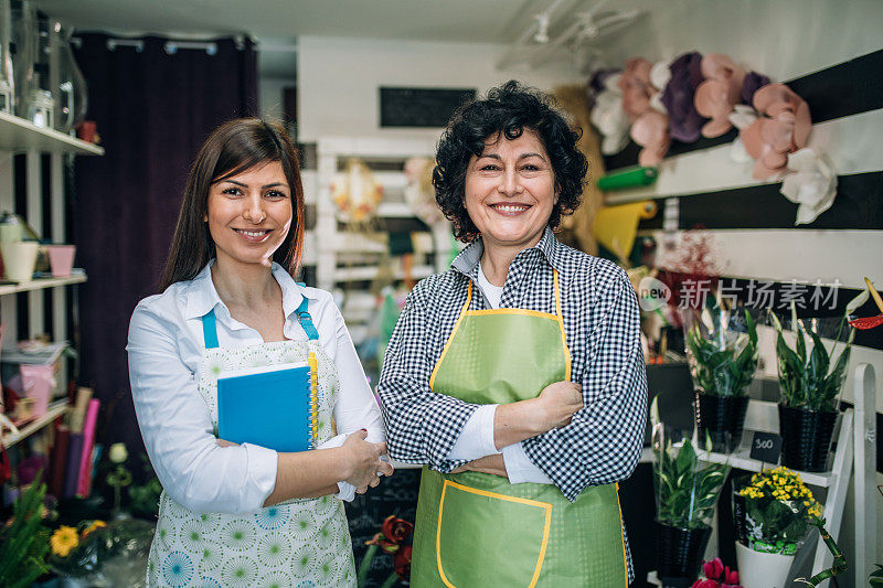 母女俩在花店里