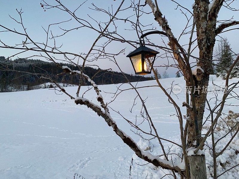 雪中照亮乡村街灯