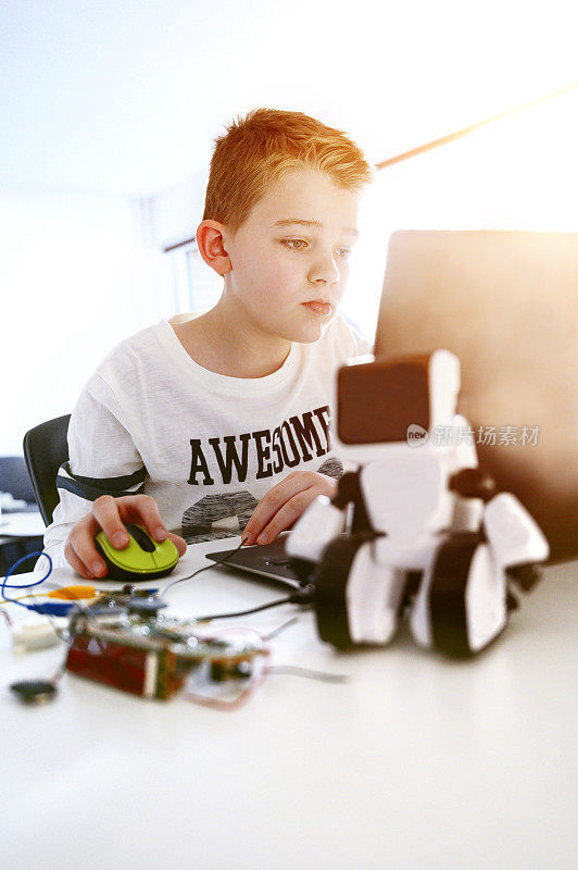 男孩从事电子工作，学习如何编程和发明