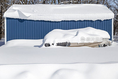 雪覆盖的船和金属车库