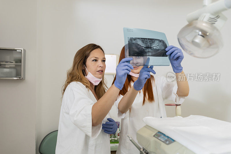 牙科医生及助理在牙科诊所检查x光