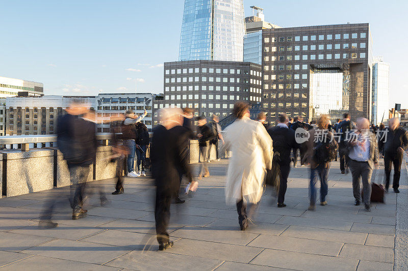 人们行走的抽象剪影，伦敦的脱欧热