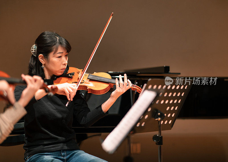 在古典音乐会上演奏的女小提琴家