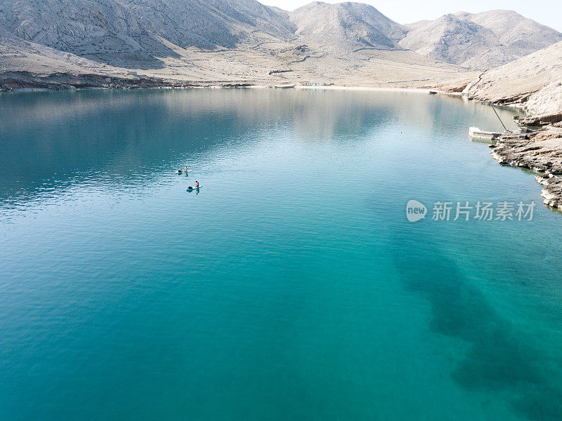 两个人站在桨板上