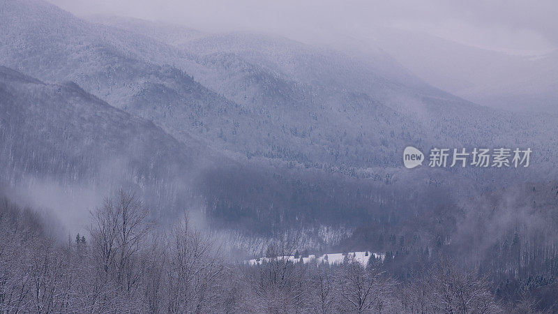 冬季仙境。的雪山风景