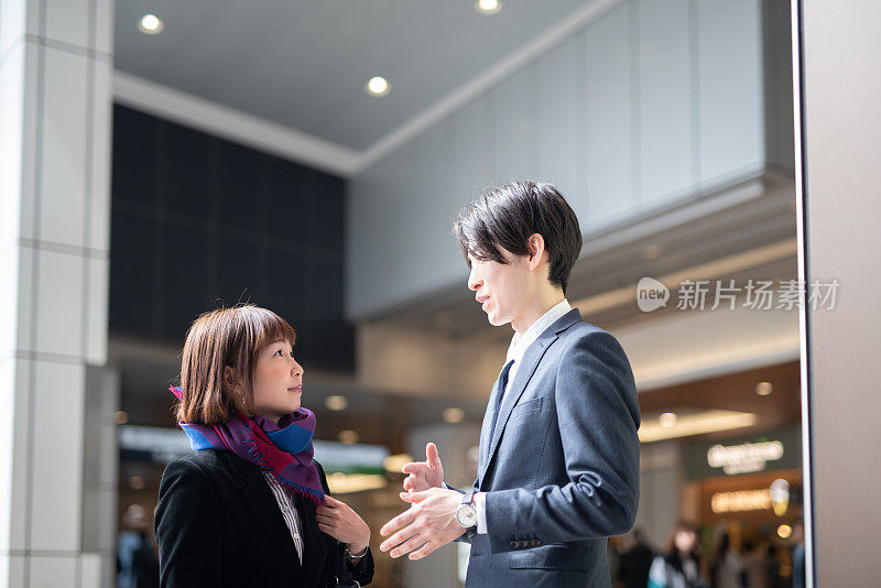 女经理和年轻商人在街上聊天