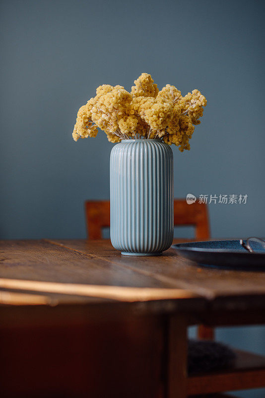 花瓶上有不朽的干黄花