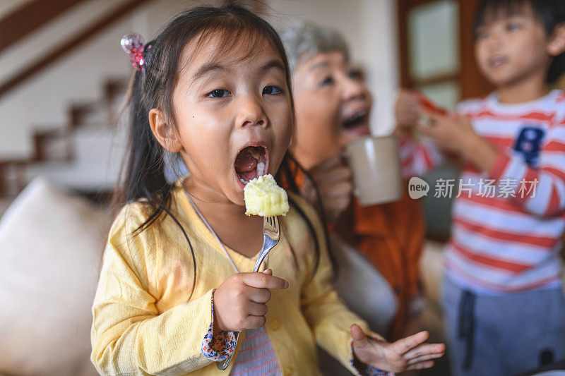 中国家庭在家里庆祝孩子的生日