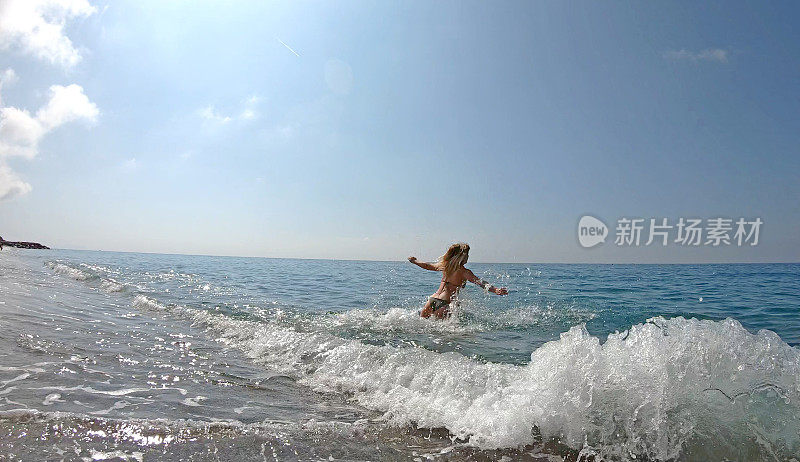 女子跳入清澈的地中海水域