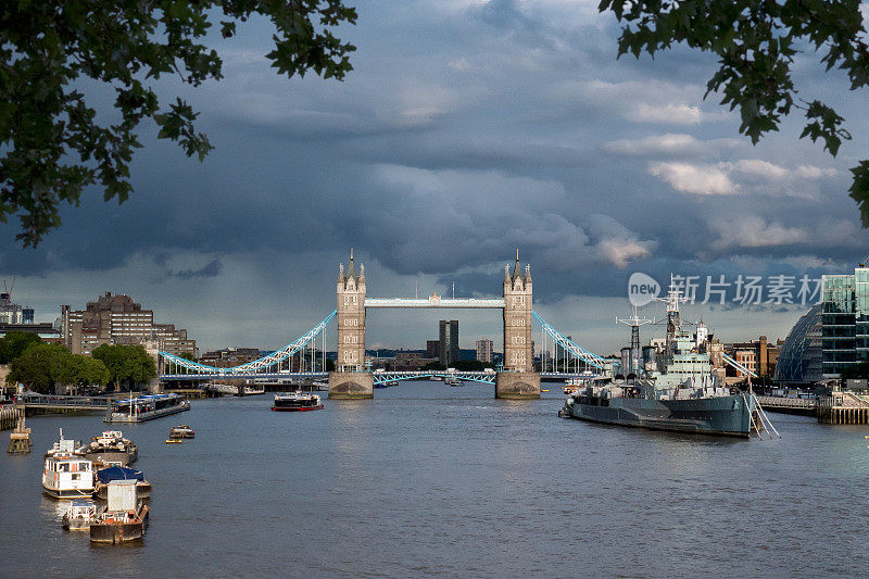伦敦塔桥，傍晚时分。灯光映照在泰晤士河上