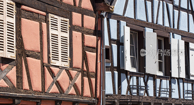 法国东部村庄Kintzheim(阿尔萨斯)的彩色半木房屋细节