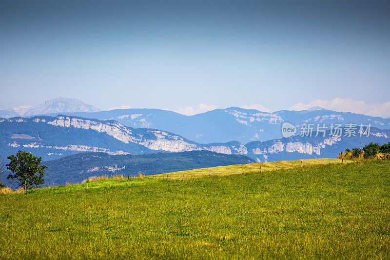 大的绿色草山在草地与复制空间和Bugey山脉在法国阿尔卑斯山的背景