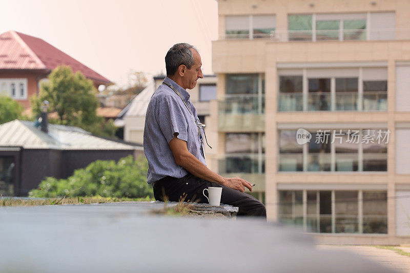 一个成熟的男人在外面喝咖啡