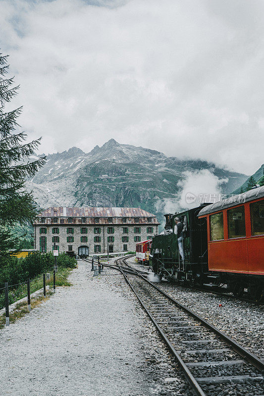 老式蒸汽火车在瑞士阿尔卑斯山