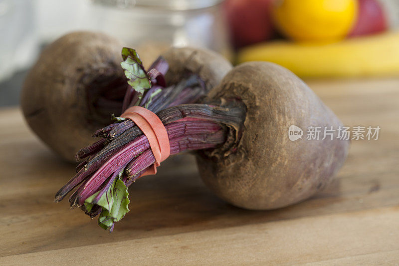 甜菜根在木制砧板上