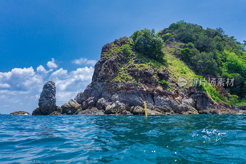 位于泰国安达曼海热带岛屿高玛皮皮附近的潜水者安全标志浮标