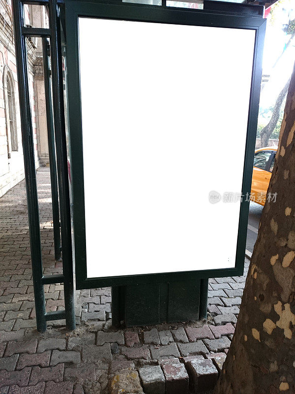 公共汽车站上的空白广告牌