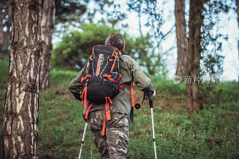 一位老人正在徒步旅行