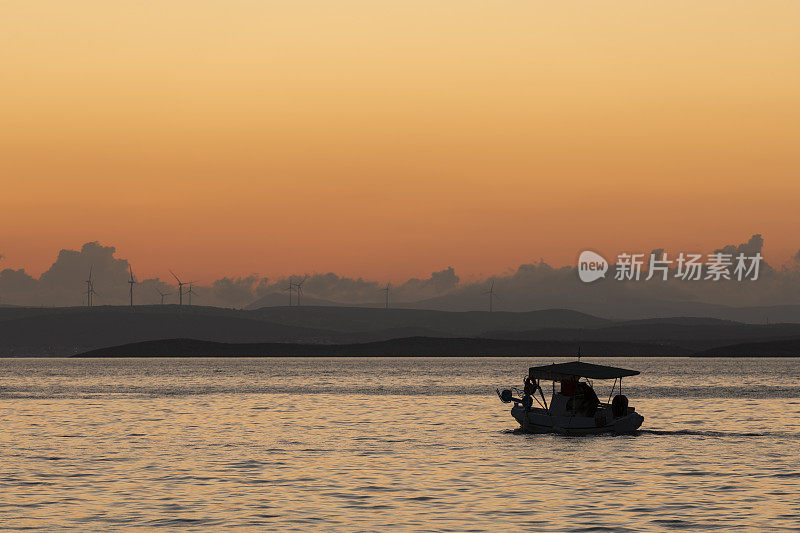 日出时分，爱琴海上，一位希腊渔夫驾着他的小船