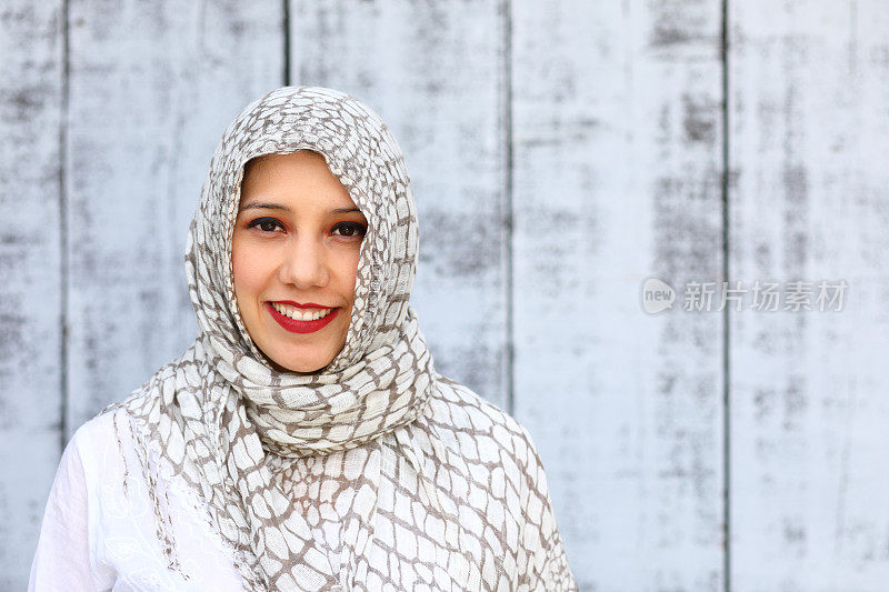 中东妇女戴着头巾微笑向左