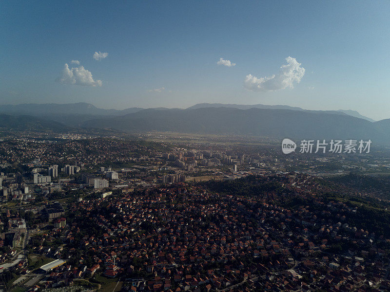 萨拉热窝鸟瞰图，波斯尼亚和黑塞哥维那的首都，夏季无人机的城市萨拉热窝