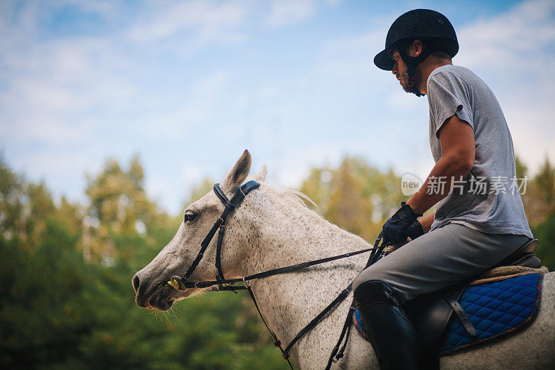 骑师在谷仓里骑马