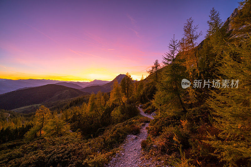 月色湛蓝，五彩缤纷的晚霞高悬在秋山之上