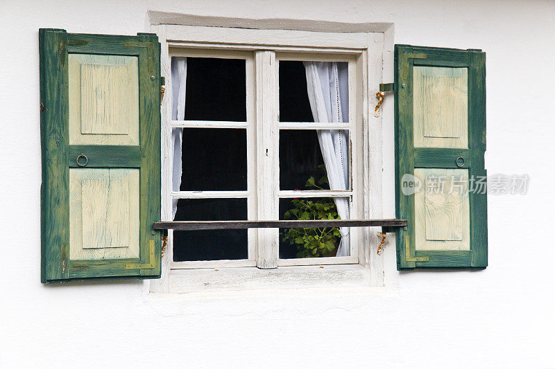旧房子的带百叶窗的窗户