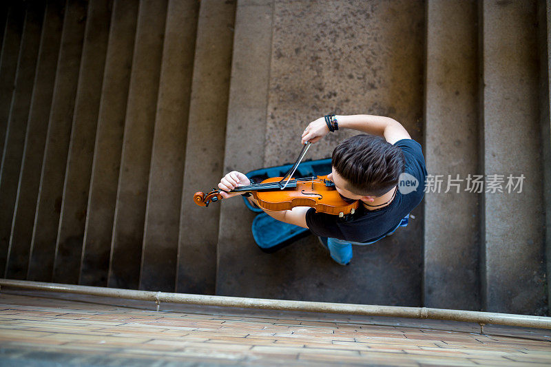 拉小提琴的街头音乐家