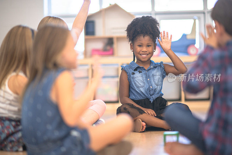 幼儿园班级在圆时提问库存照片