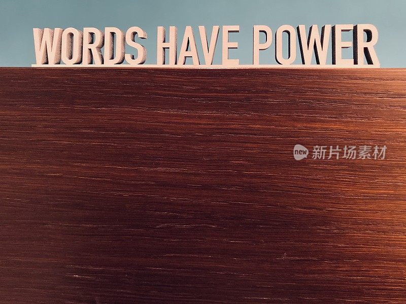 短短语WORDS在蓝色背景上有力量