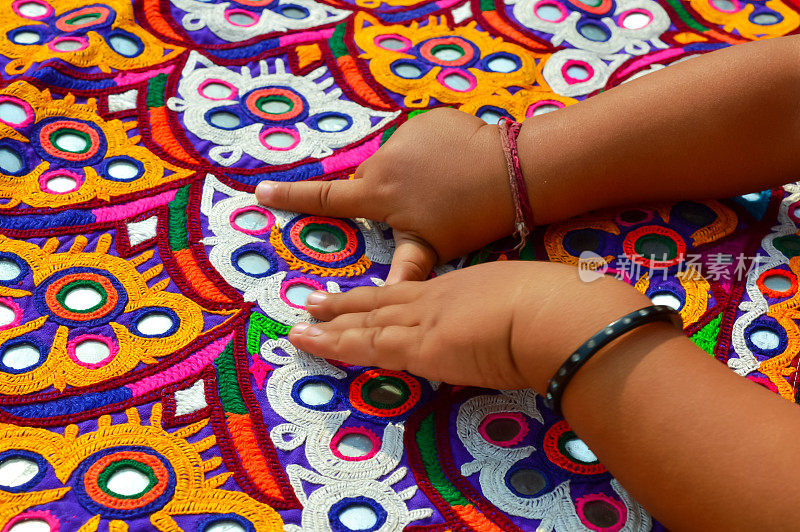 小婴儿手绣镜，古吉拉特邦传统刺绣，手工刺绣，印度刺绣