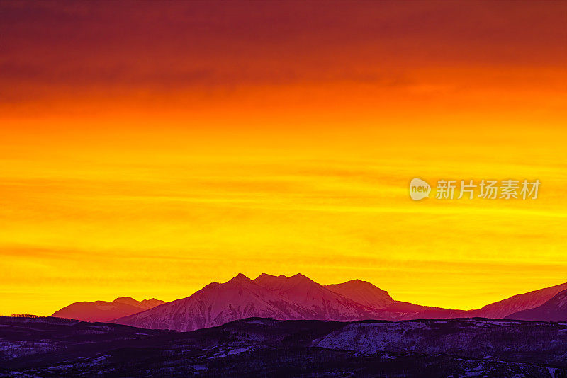 高山日出七彩天空