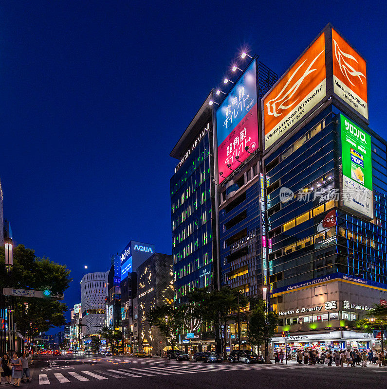 世界顶级时尚品牌的奢侈品商店夜景在东京银座区中心